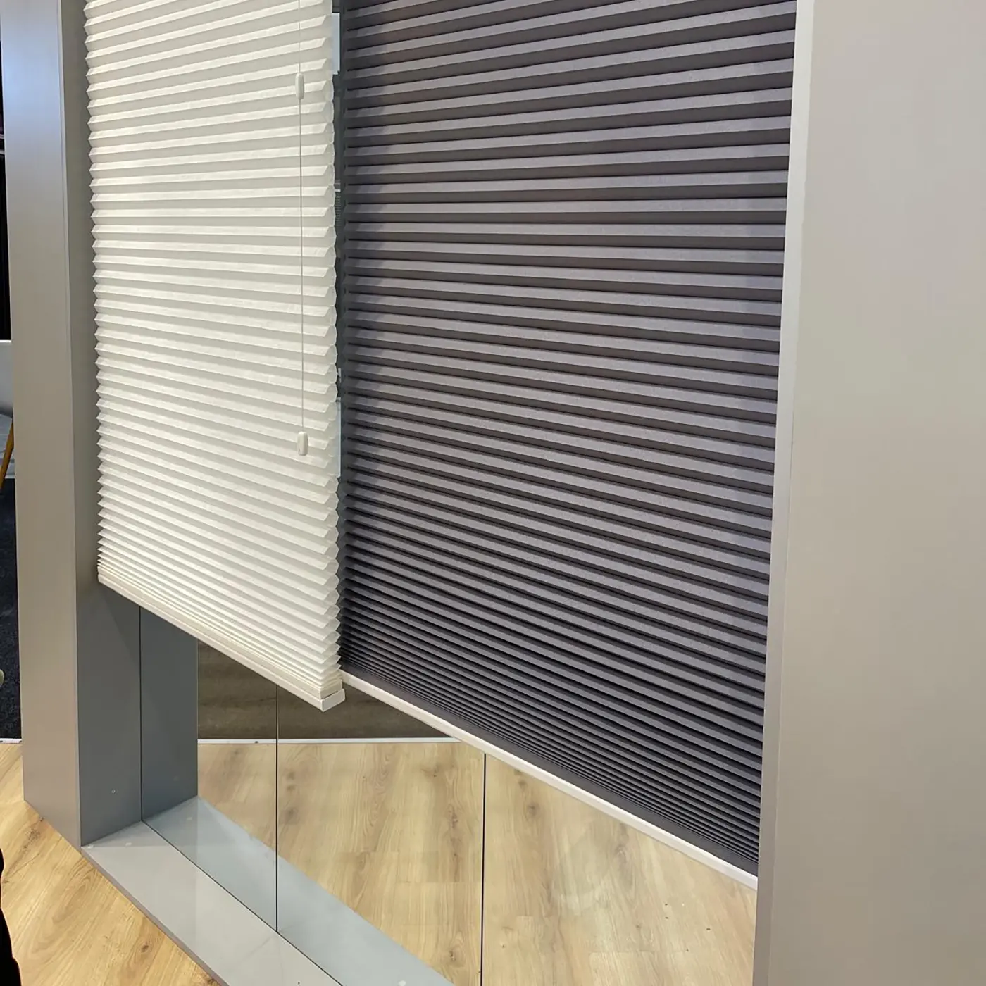 Wit-grijze plissés in een Overijsselse woonkamer
